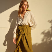 Falda midi estilo pareo con frunce en verde caqui