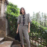 Pantalón con cintura elástica y bolsillos