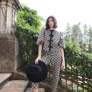 Top con escote cerrado y mangas abullonadas