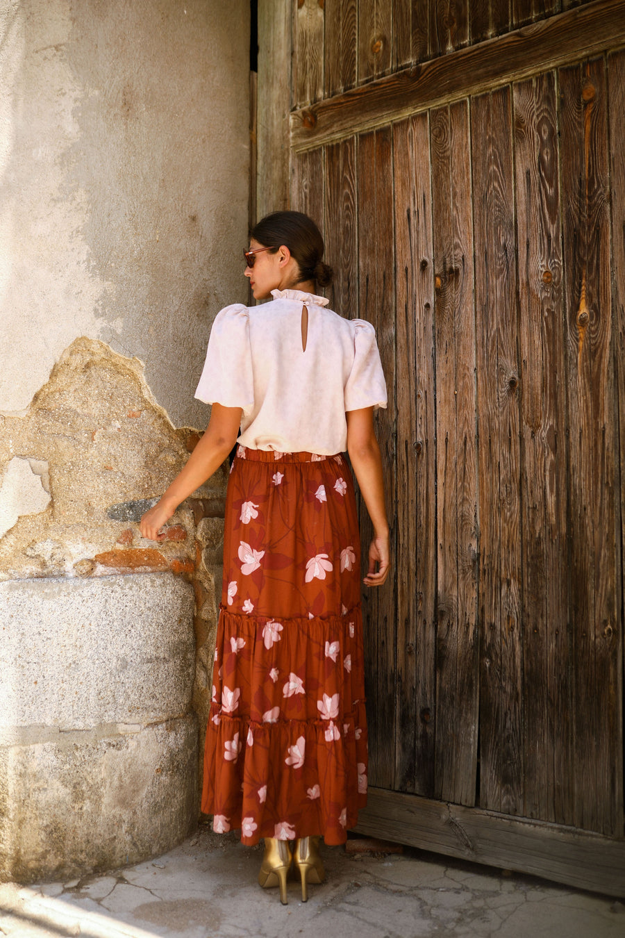 Falda de paneles marrón con estampado de flores