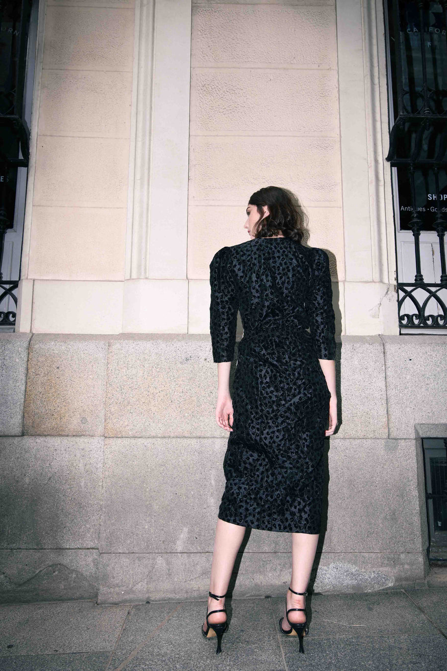 Falda midi estilo pareo con print negro