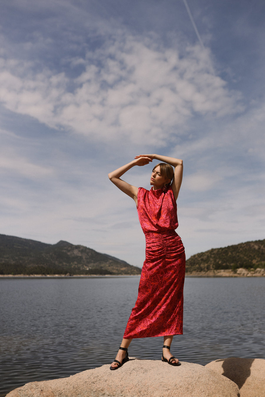 Falda midi roja con fruncido