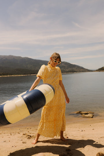 Vestido amarillo con falda de paneles