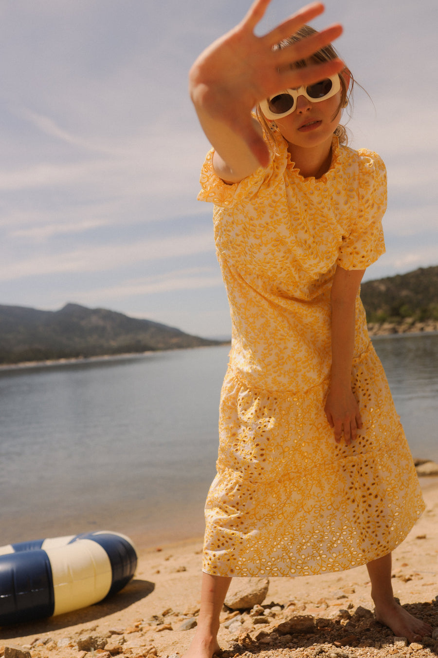 Vestido amarillo con falda de paneles