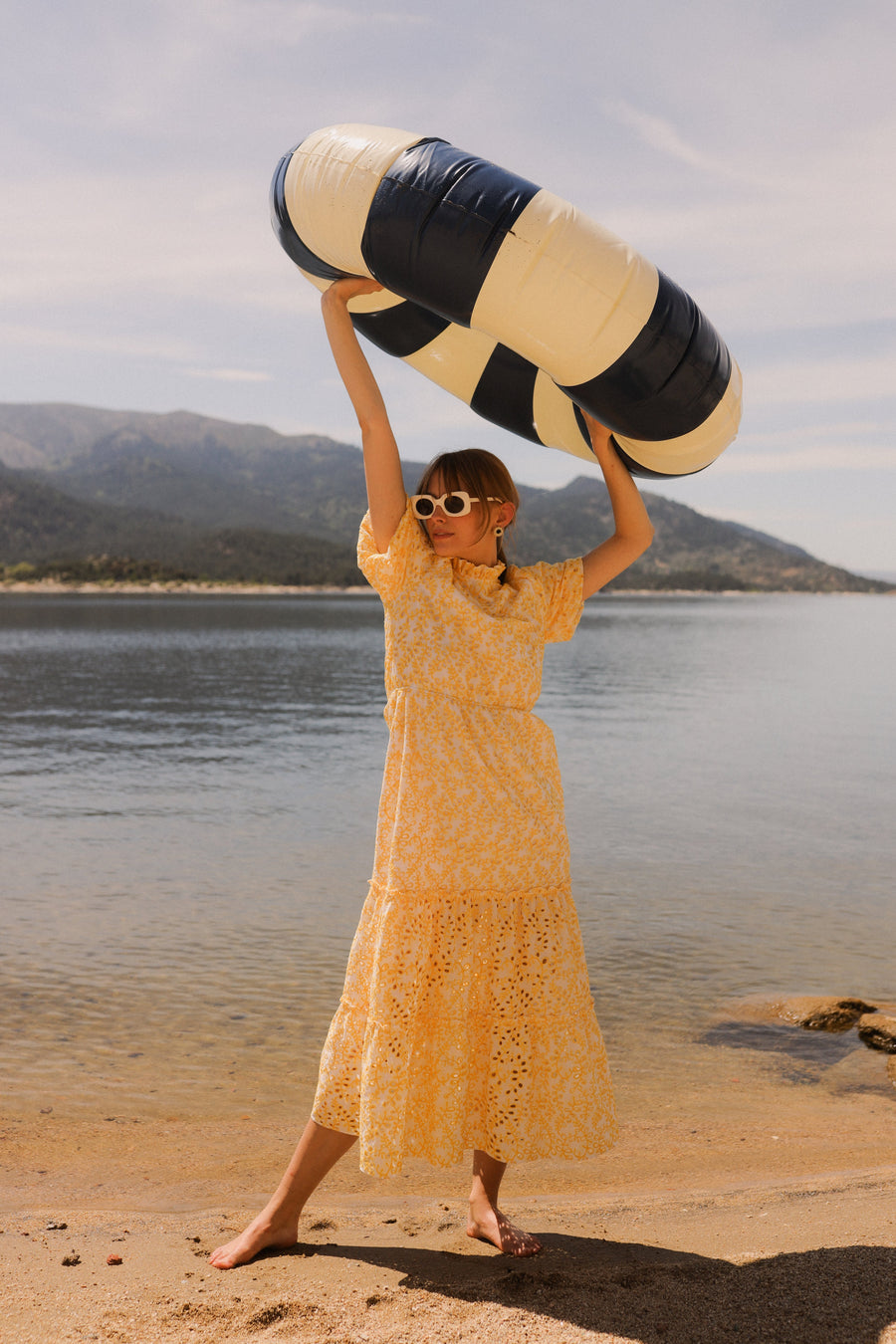 Vestido amarillo con falda de paneles