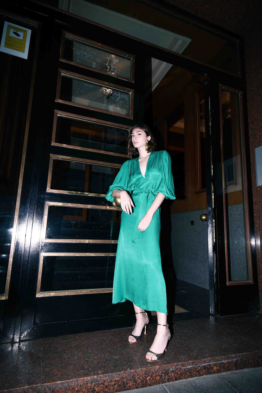 Vestido midi verde con mangas abullonadas