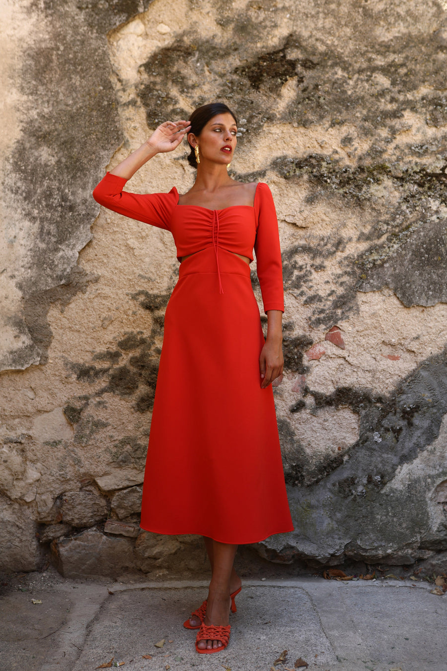 Vestido midi rojo con aberturas laterales