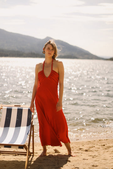 Vestido rojo con lazada en el cuello